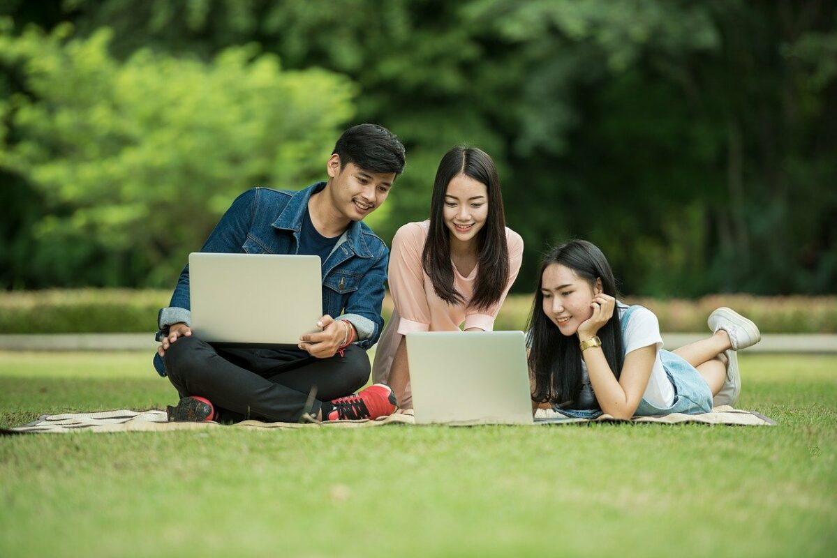 Bạn có thể tìm việc làm thêm cho sinh viên IT qua các kênh online