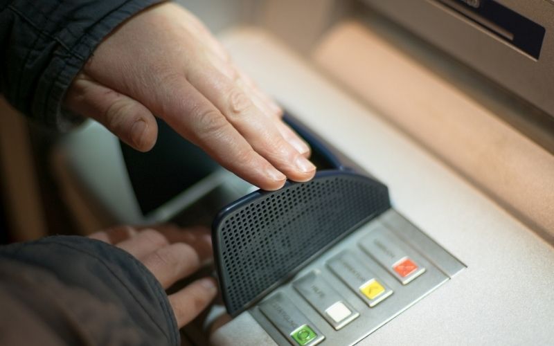 Nên lưu ý để sử dụng thẻ ATM an toàn hơn