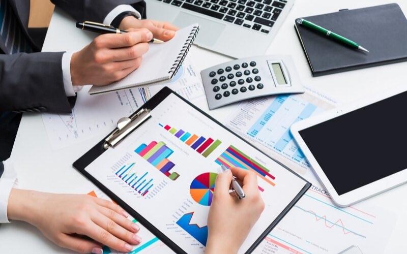 Chuyên viên giám sát tài chính là người dự báo, dự đoán và thiết lập kế hoạch tài chính cho doanh nghiệp