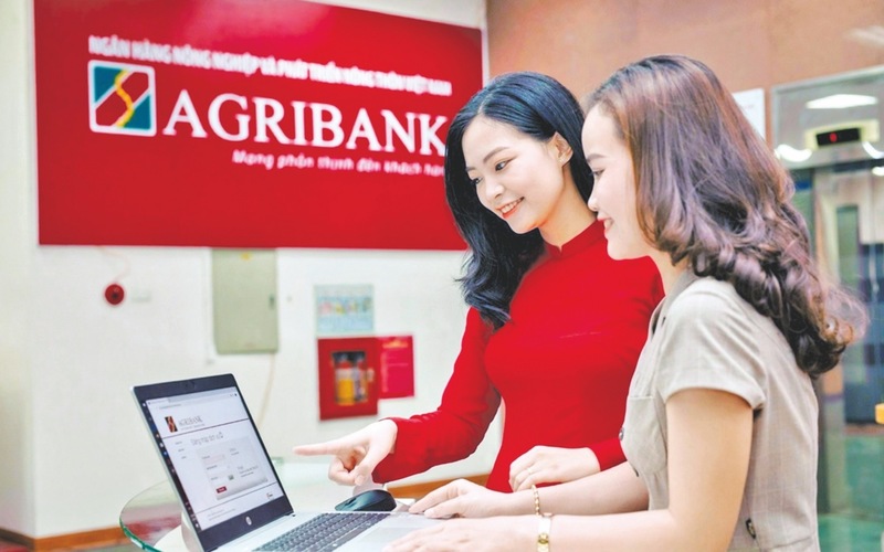 Khách hàng có thể đến trực tiếp quầy giao dịch Agribank để kiểm tra số dư tài khoản